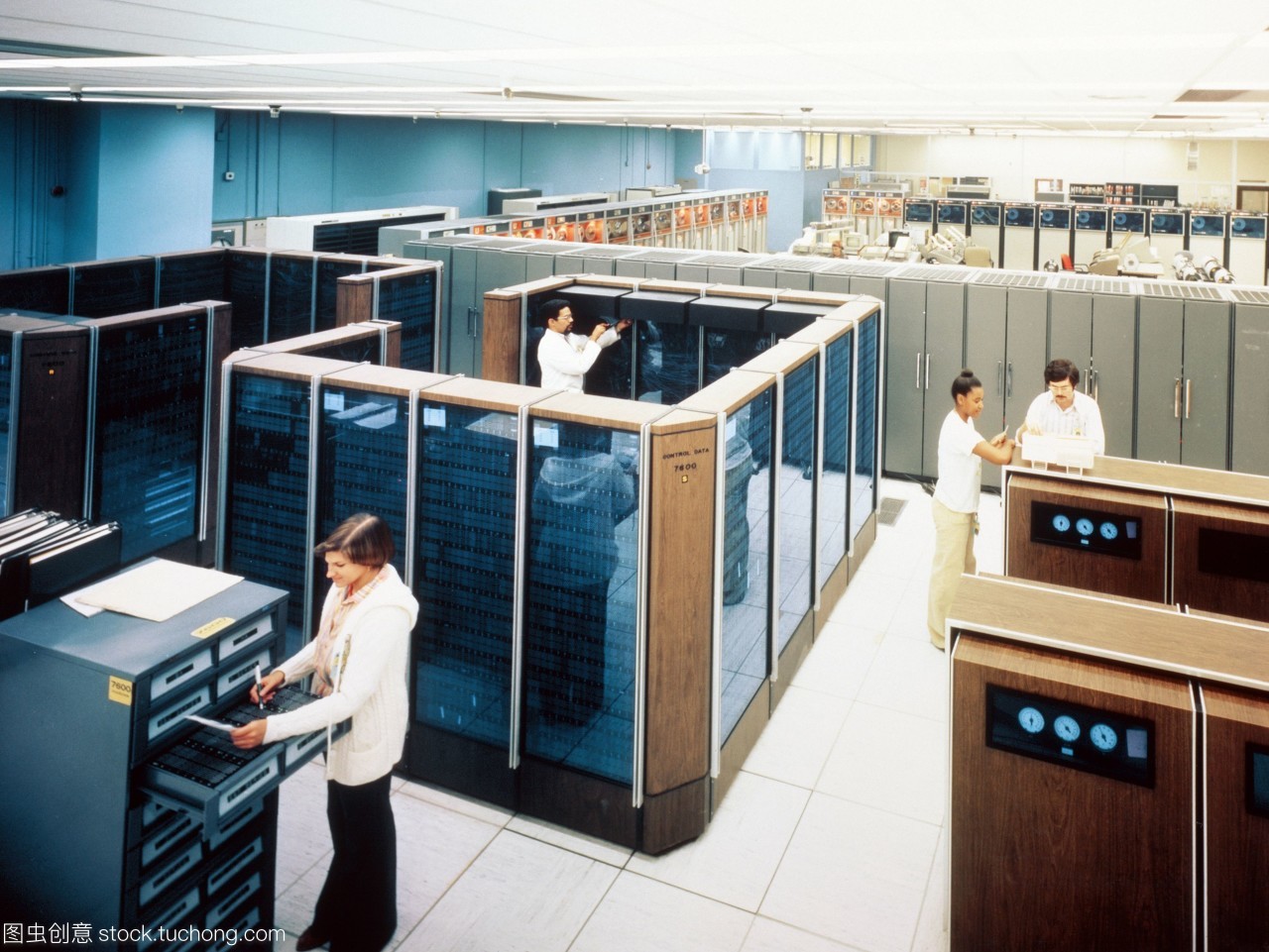 位于劳伦斯利弗莫尔国家实验室llnl的cdc7600大型机之一。前景中的玻璃叶橱柜拥有计算机的处理器。背景中的橱柜是用于记录或检索信息,加载或保存程序的数据磁带流。llnl有三部这样的计算机,但它们的代码正逐渐被转移到更强大的cray-1超级计算机上。在llnl的cdc和cray计算机构成了世界上最大的研究计算机中心之一的心脏。